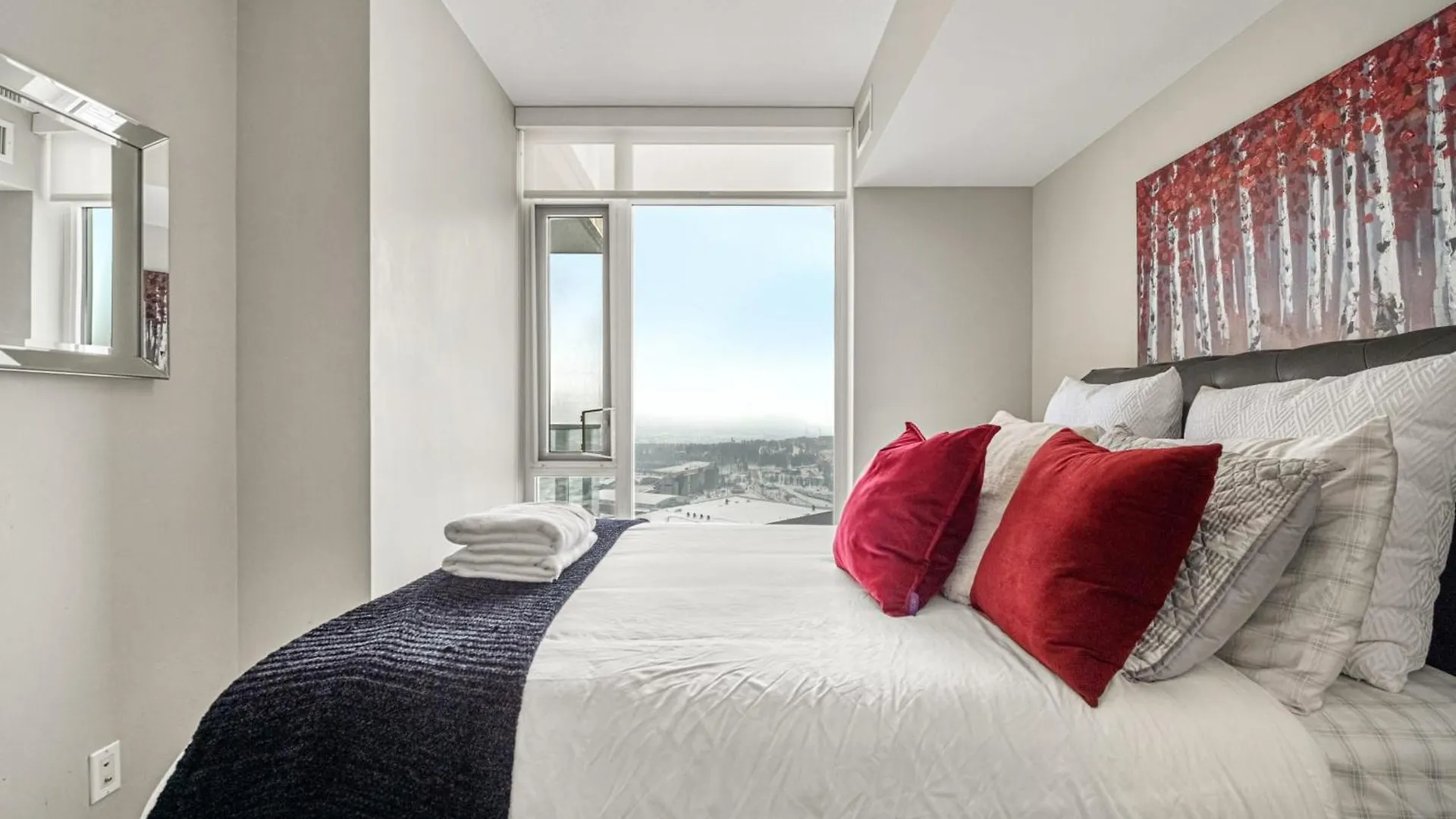 5-Min Walk To Stampede!! Stunning 34Th Floor Views, Prime Downtown Location - Near Stampede, Casino, Bars! Free Banff Pass, Parking, Wine! Villa Calgary