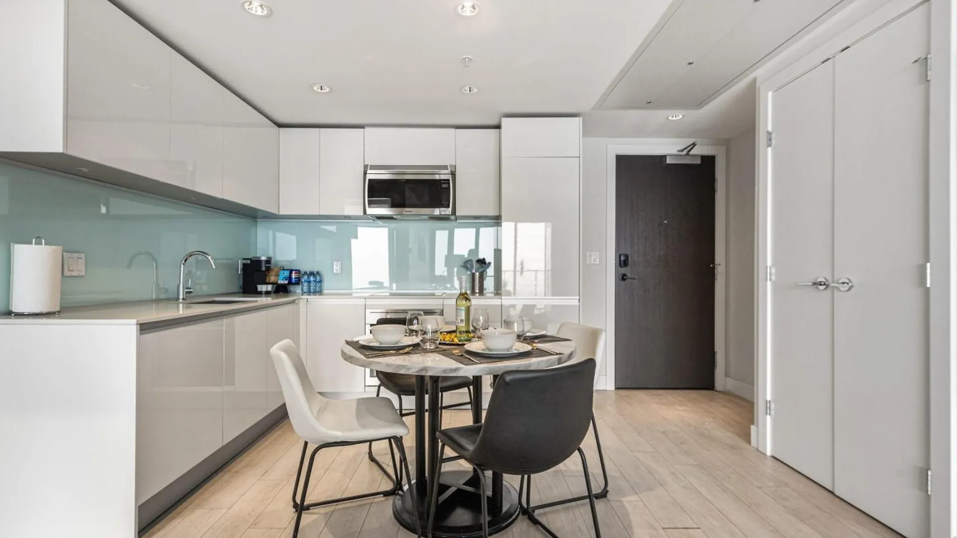 Holiday home 5-Min Walk To Stampede!! Stunning 34Th Floor Views, Prime Downtown Location - Near Stampede, Casino, Bars! Free Banff Pass, Parking, Wine! Villa Calgary