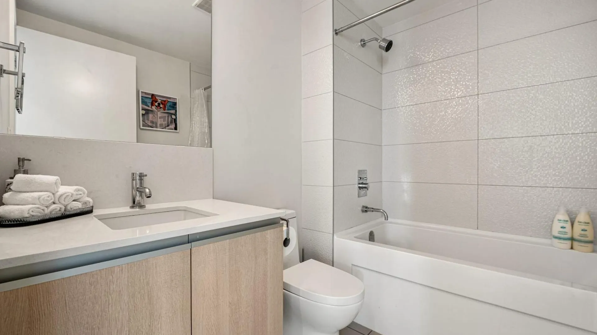 Holiday home 5-Min Walk To Stampede!! Stunning 34Th Floor Views, Prime Downtown Location - Near Stampede, Casino, Bars! Free Banff Pass, Parking, Wine! Villa Calgary