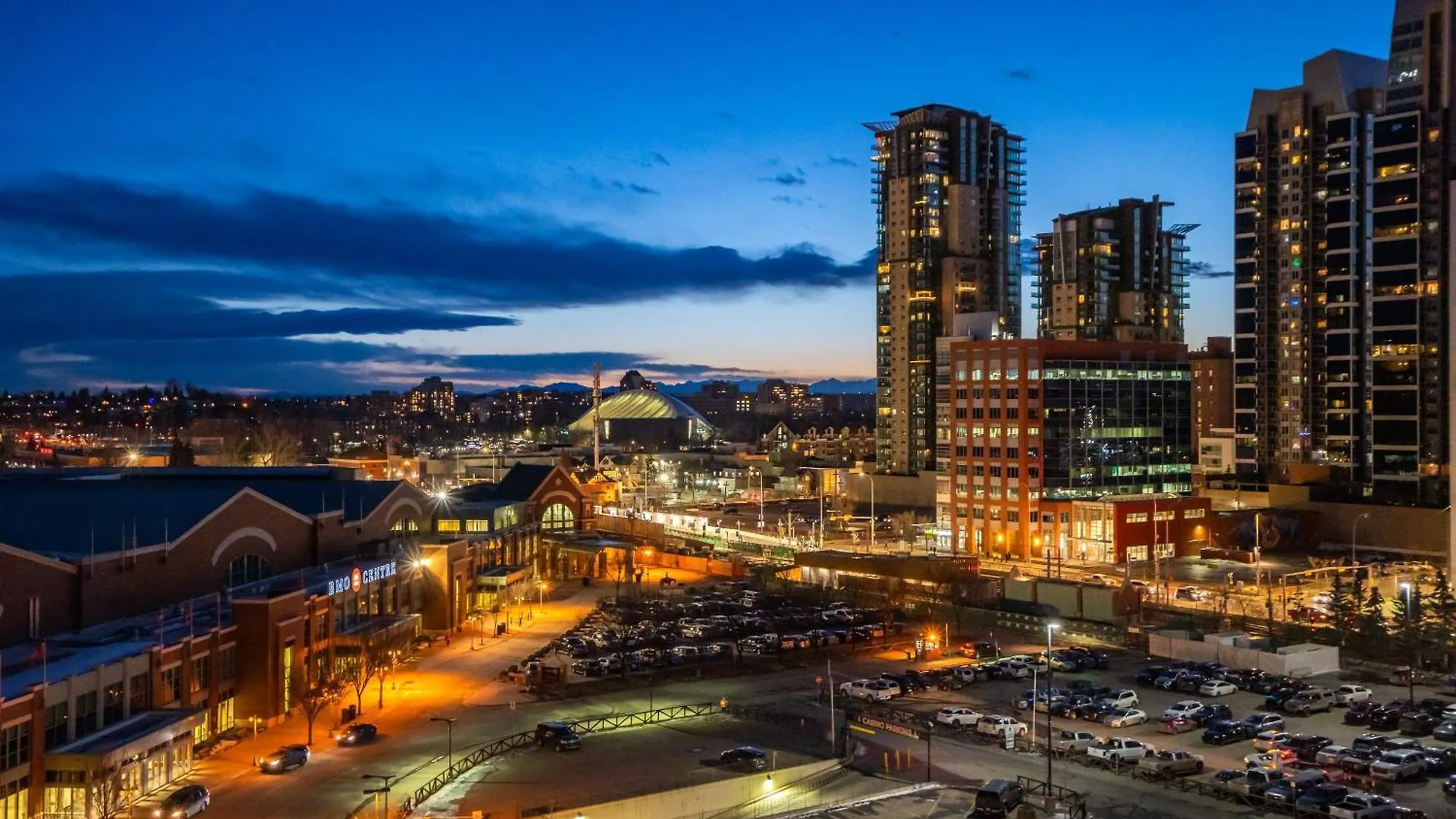 Holiday home 5-Min Walk To Stampede!! Stunning 34Th Floor Views, Prime Downtown Location - Near Stampede, Casino, Bars! Free Banff Pass, Parking, Wine! Villa Calgary Canada